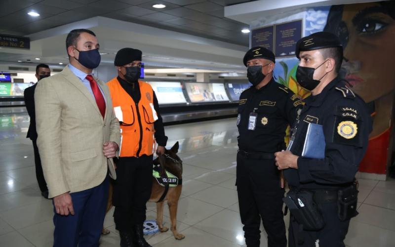Supervisan trabajo del personal antinarcótico en el Aeropuerto La Aurora