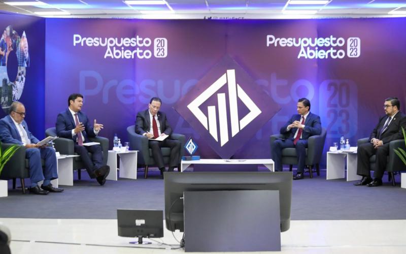 El ministro de economía, Dr. Janio Rosales (segundo de Izq, a Der) estuvo en la reunión.