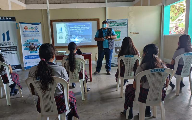 Alumnos de El Chal, Petén, aplican el Reglamento 164-2021