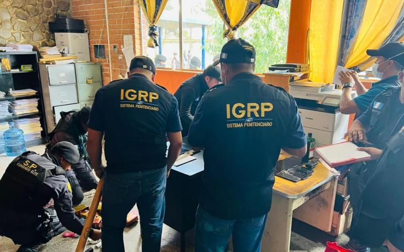 Decomisan celulares, drogas y objetos punzocortantes en requisa