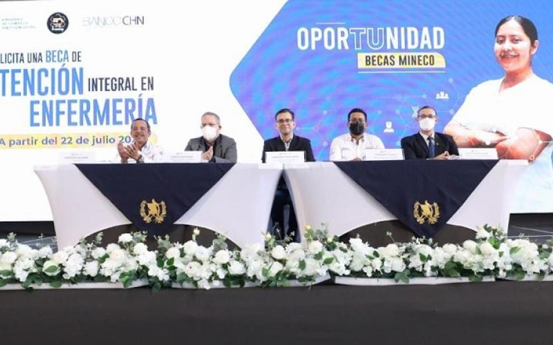 El viceministro de Desarrollo de la MIPYME, Fernando Escalante (tercero de izq a der), presidió el evento.