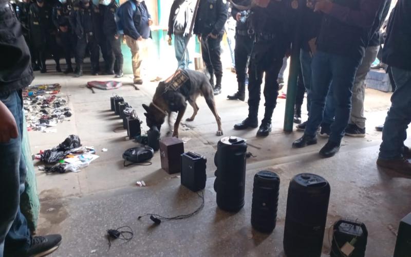 Localizan celulares, routers y objetos punzocortantes durante requisas en centros carcelarios