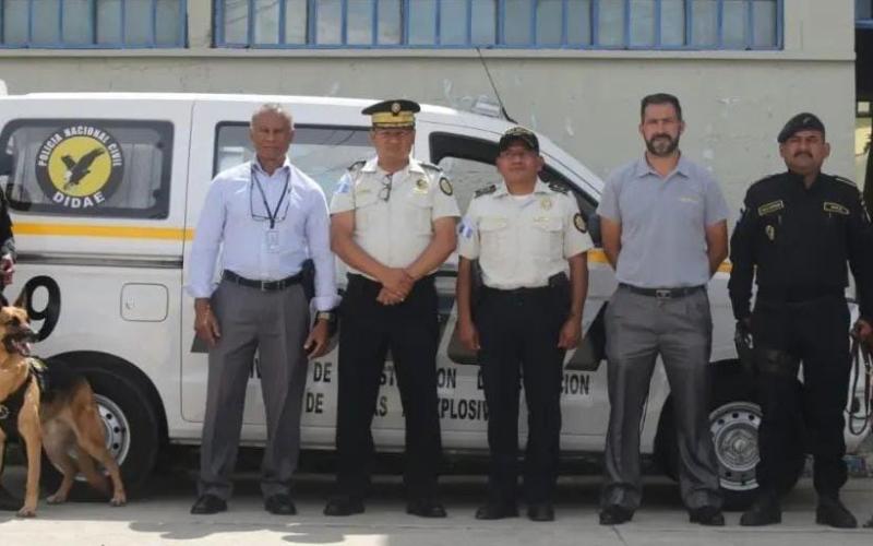 Embajada de Estados Unidos entrega unidad móvil canina  PNC