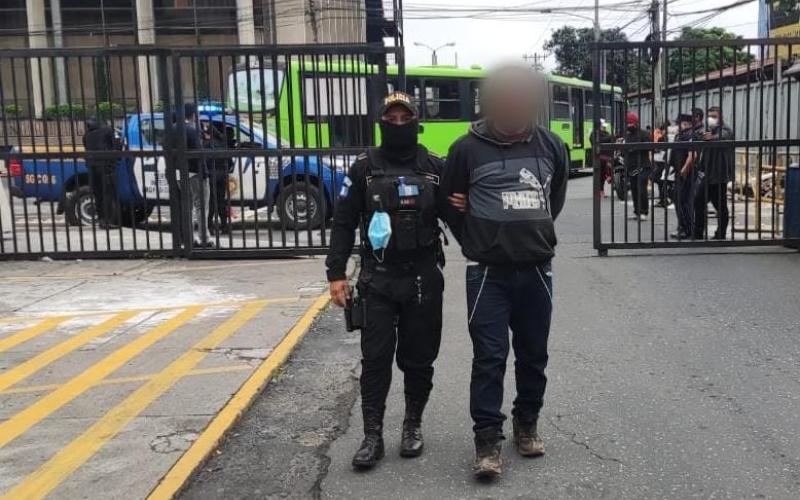 Presuntos extorsionistas capturados en allanamientos
