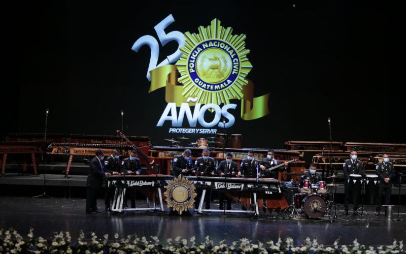 Gobernación reconoce labor de la PNC con un Ensamble de Marimbas