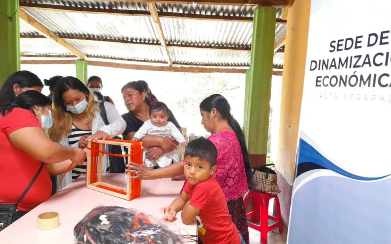 Mujeres reciben taller sobre elaboración de bolsas 