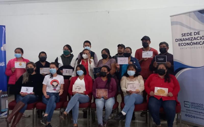 Varias personas aparecen recibiendo mostrando su trabajo