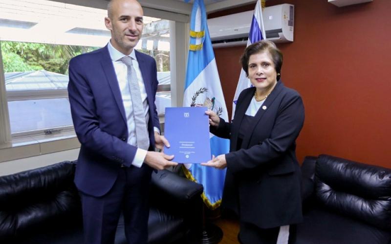Embajador de Israel presenta Copias de Estilo a vicecanciller de Guatemala