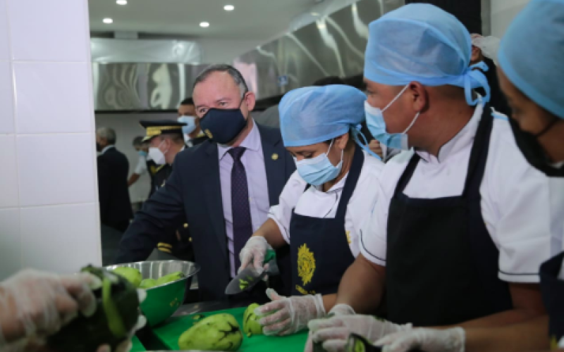 Ministro de Gobernación promueve la creación de 7 comedores policiales