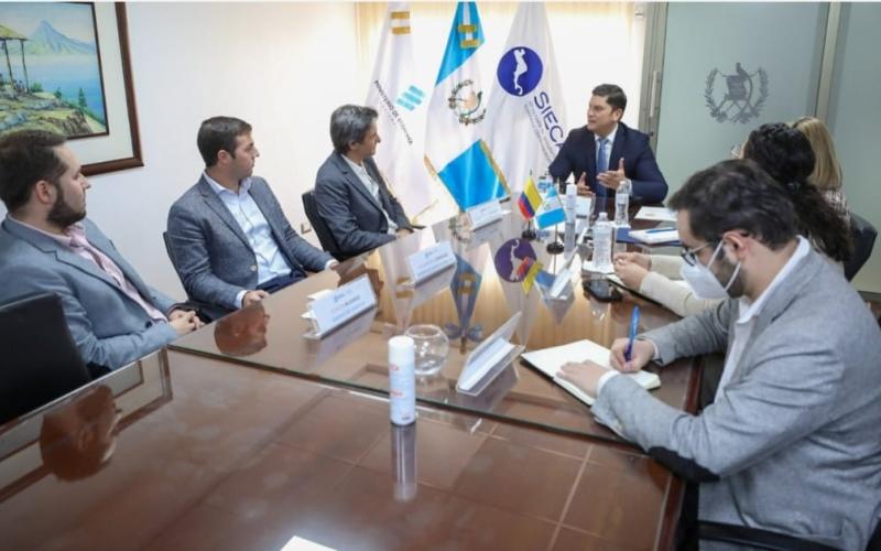 visita de representantes de una compañía de capital colombiano, del sector de manufacturas, quienes fueron atendidos por el Ministro Rosales y la Viceministra de Inversión y Competencia, Mgtr. Francisca Cárdenas.