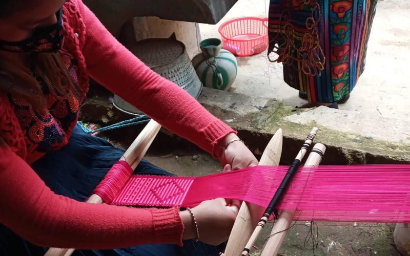 Tejedora Artesanal elabora güipil a mano.