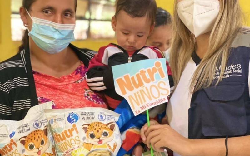 Personal de Mides entregando producto NutriNiños