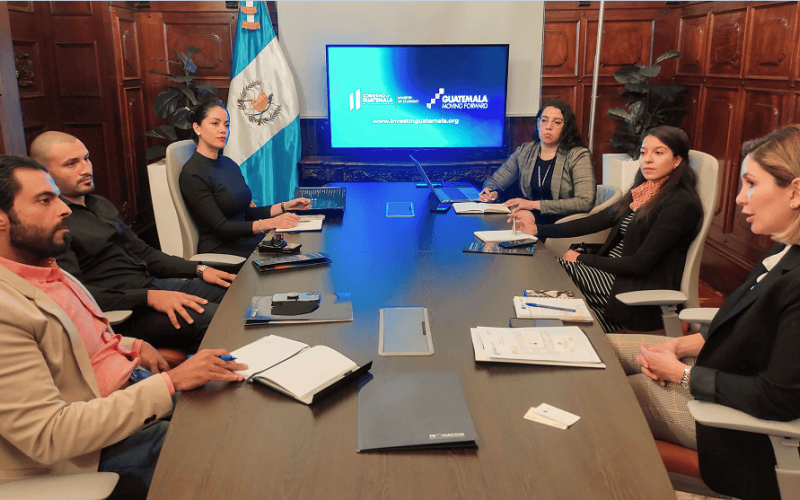 Autoridades de MINECO en reunión con empresarios Cataríes y de India