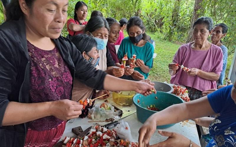 Mujeres elaborando boquitas en taller de elaboración de alimentos para emprender un negocio