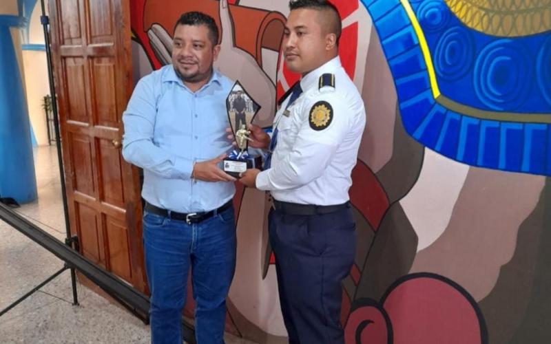 Reconocen labor de agente de PNC en El Tejar Chimaltenango