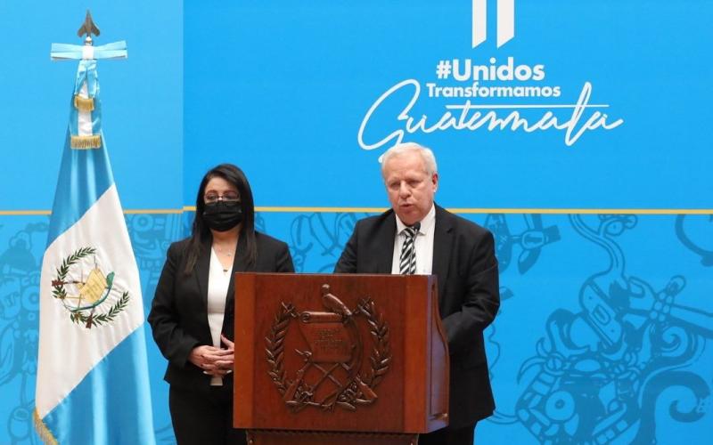 Viceministro de Edificios Estatales y Obras Públicas en conferencia de prensa