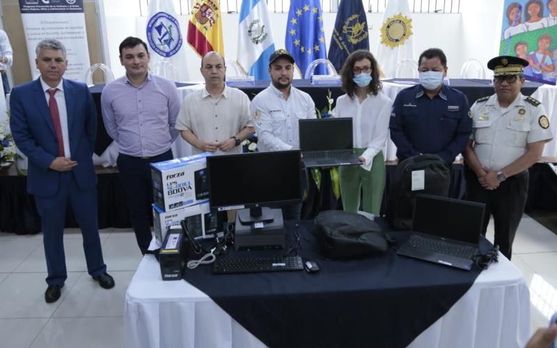 Entregan computadoras para fortalecer capacidad de respuesta a víctimas de violencia