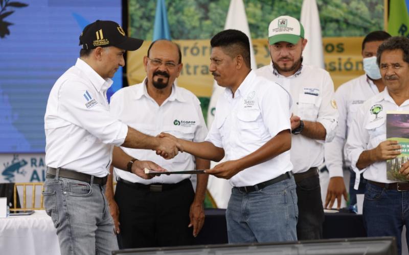 Mario Rojas Espino entrega prórrogas de concesiones forestales y nuevos contratos  en Petén