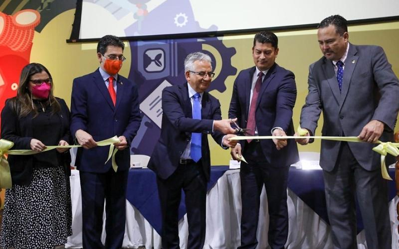 El Ministro de Economía Dr.  Janio Rosales (segundo de Der. a Izq) participó en la inauguración del Congreso.