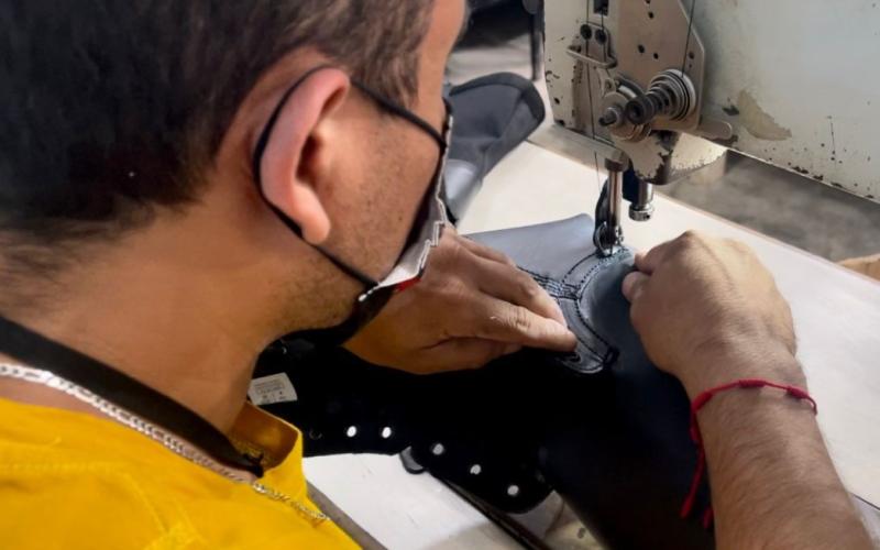 Reos aprenden a elaborar diferentes tipos de calzado