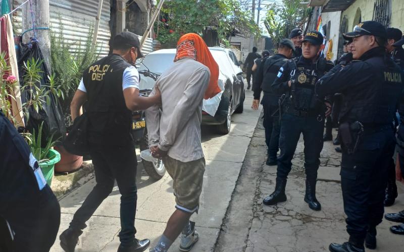 Implicado en asesinato de mujer es detenido en allanamientos