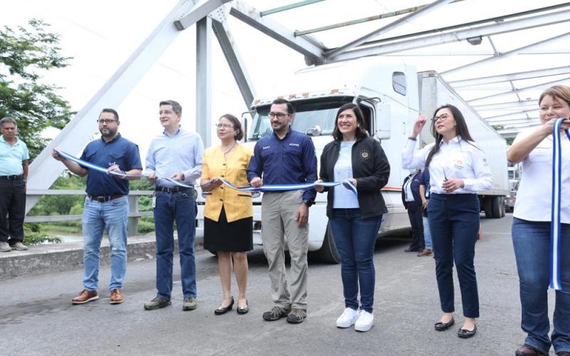 La Viceministra de Integración y Comercio Exterior, María Luisa Flores (tercera de izq a der).