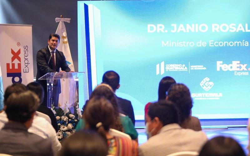 El ministro de economía, Dr. Janio Rosales, durante su disertación con FedEx.