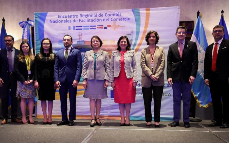 La viceministra de Integración y Comercio Exterior, María Luisa Flores, participó en el evento.
