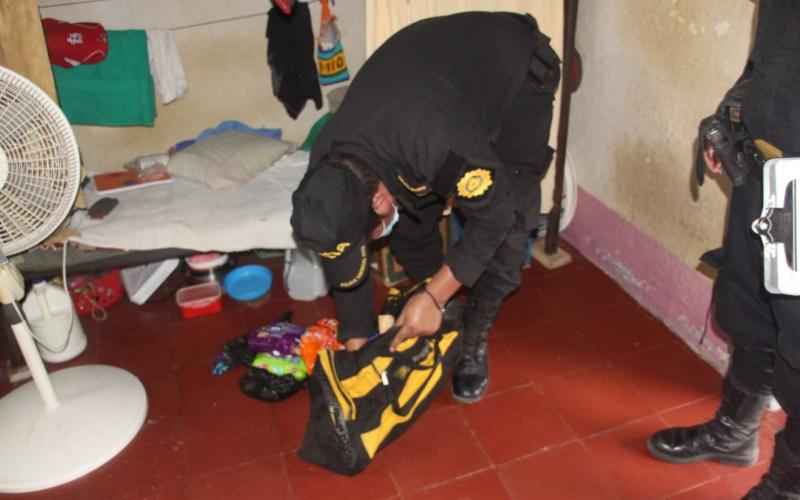 Decomisan drogas, celulares y objetos punzocortantes en requisas