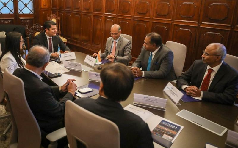 El ministro de economía, Dr. Janio Rosales (en el extremo de la mesa) presidió la reunión.