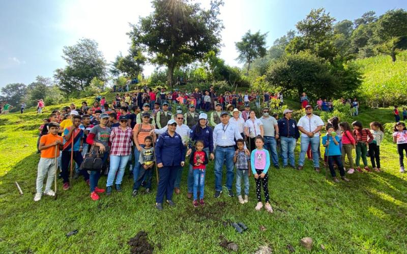 Patrullas Ambientales del MARN y estudiantes de Jutiapa reforestan