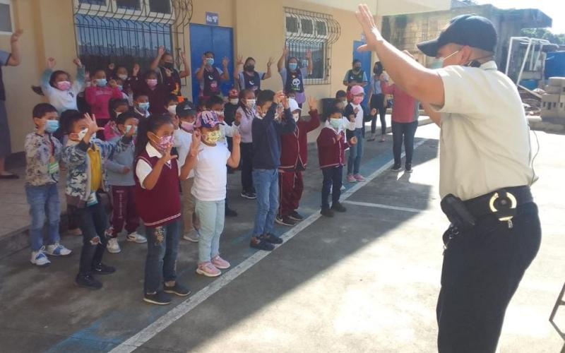 PNC se acerca a estudiantes de varios municipios del país