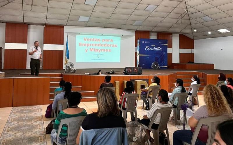 Mujeres reciben capacitación sobre empoderamiento para del fomento de un ecosistema económico inclusivo y del desarrollo de habilidades técnicas y administrativas. 