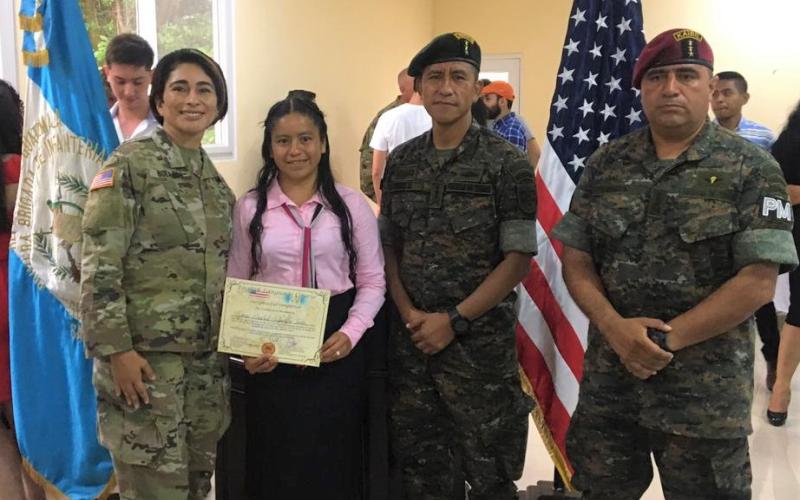 Ejército de Guatemala, promueve el desarrollo y educación al impartir curso de idioma inglés.