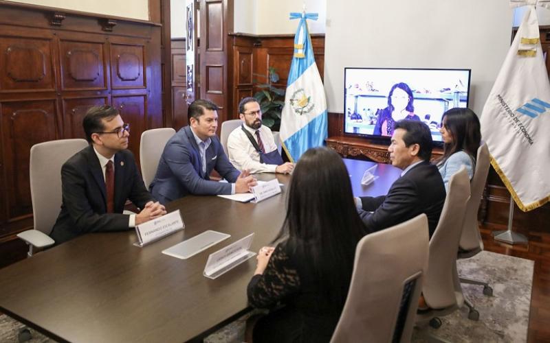 El Ministro de Economía Dr.  Janio Rosales (segundo de Izq. a Der) presidió la reunión.