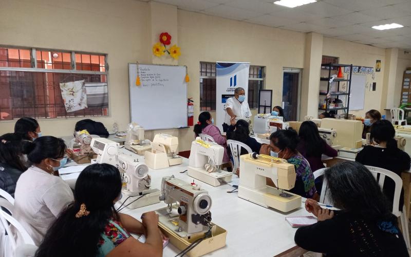 Mujeres reciben taller de confección en Sacatepéquez.
