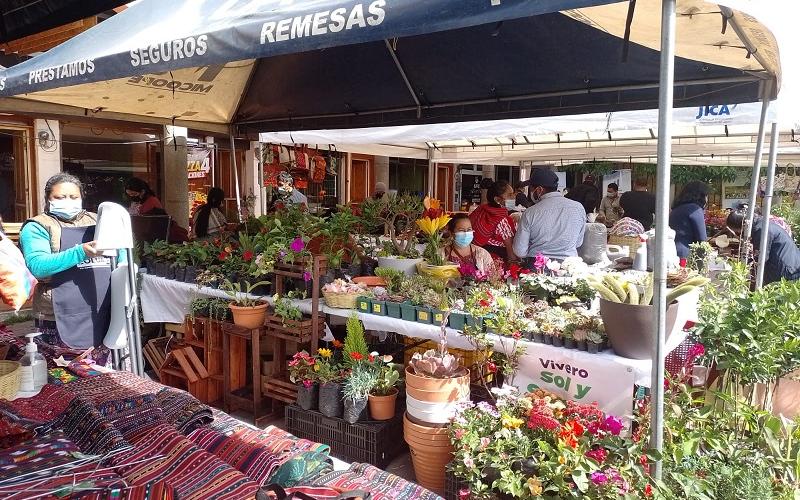 Artesanos participan en feria.