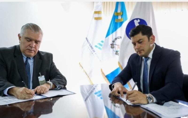 El Ministro de Economía Dr.  Janio Rosales (Der) suscribió la carta de entendimiento.