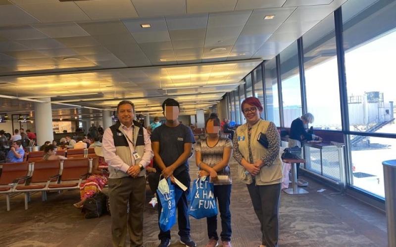 Gobierno asiste a padres guatemaltecos para reunificarse con sus hijas, dos niñas que fueron halladas en el desierto de Arizona, EE. UU. 