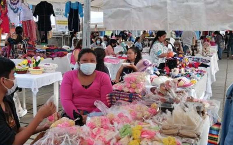 Mujeres recibiendo capacitación