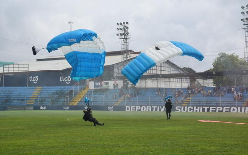Demostración de Salto de Paracaidismo en festival patriótico