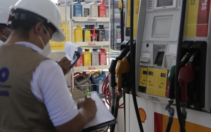 Trabajador de DIACO en tarea de inspección.