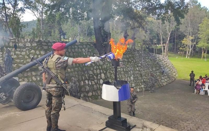 Unidades Militares del Ejército de Guatemala, avivan el fuego patrio con antorchas.