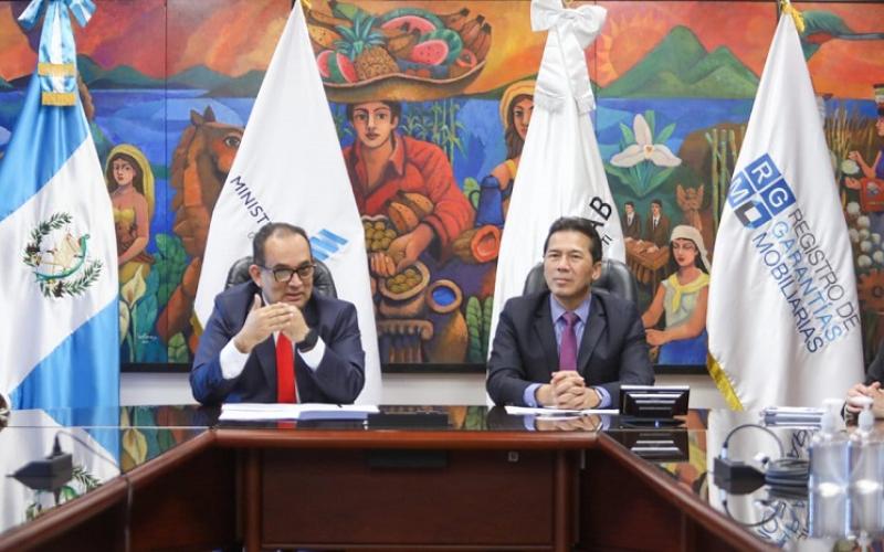 Directivos de Bantrab durante reunión con directora del RGM y el Viceministro de Garantías Mobiliarias