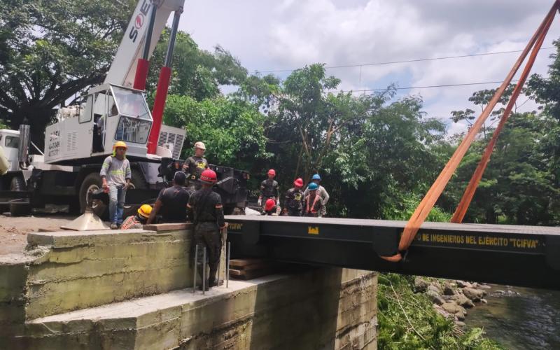 Cuerpo de Ingenieros del Ejército de Guatemala instala puente rural en Río Bravo.