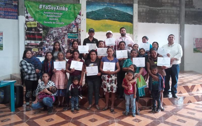 Personas reciben reconocimientos