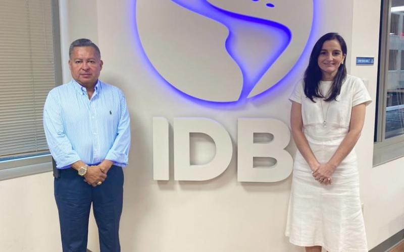 Ministro de Desarrollo visita sede del BID en Washington