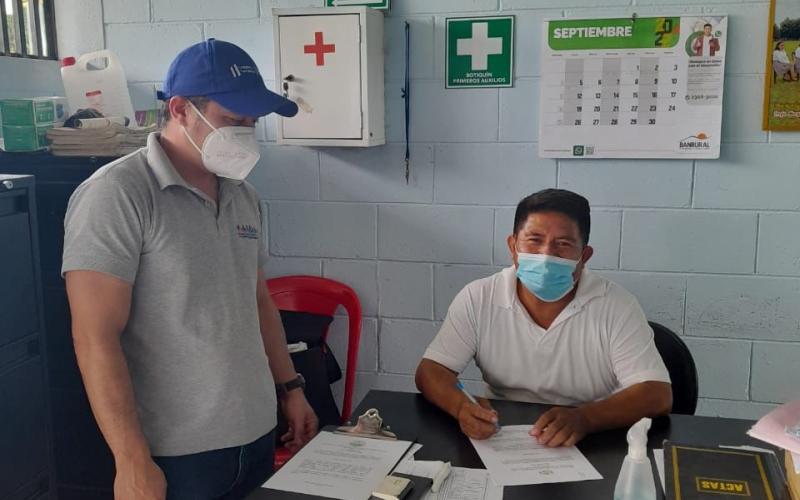 Personal de Mides mide corresponsabilidades de Beca Media en Poptún, Petén