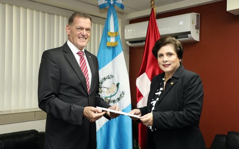 Embajador de la Confederación Suiza presenta Copias de Estilo en Guatemala 