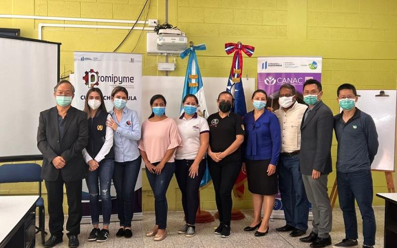 En la fotografía aparecen varias personas posando como parte del apoyo al proyecto Canac en Chiquimula